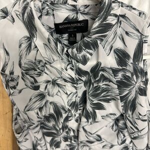 Banana Republic Women's Black and White Floral Top